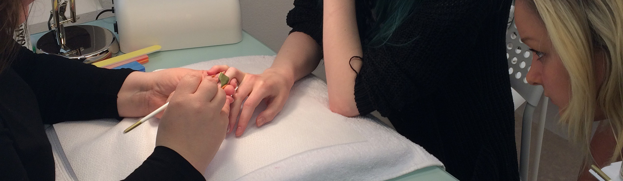 Förlängning av nagel med mall demonstreras för eleverna på Calgels nagelterapeut kurs